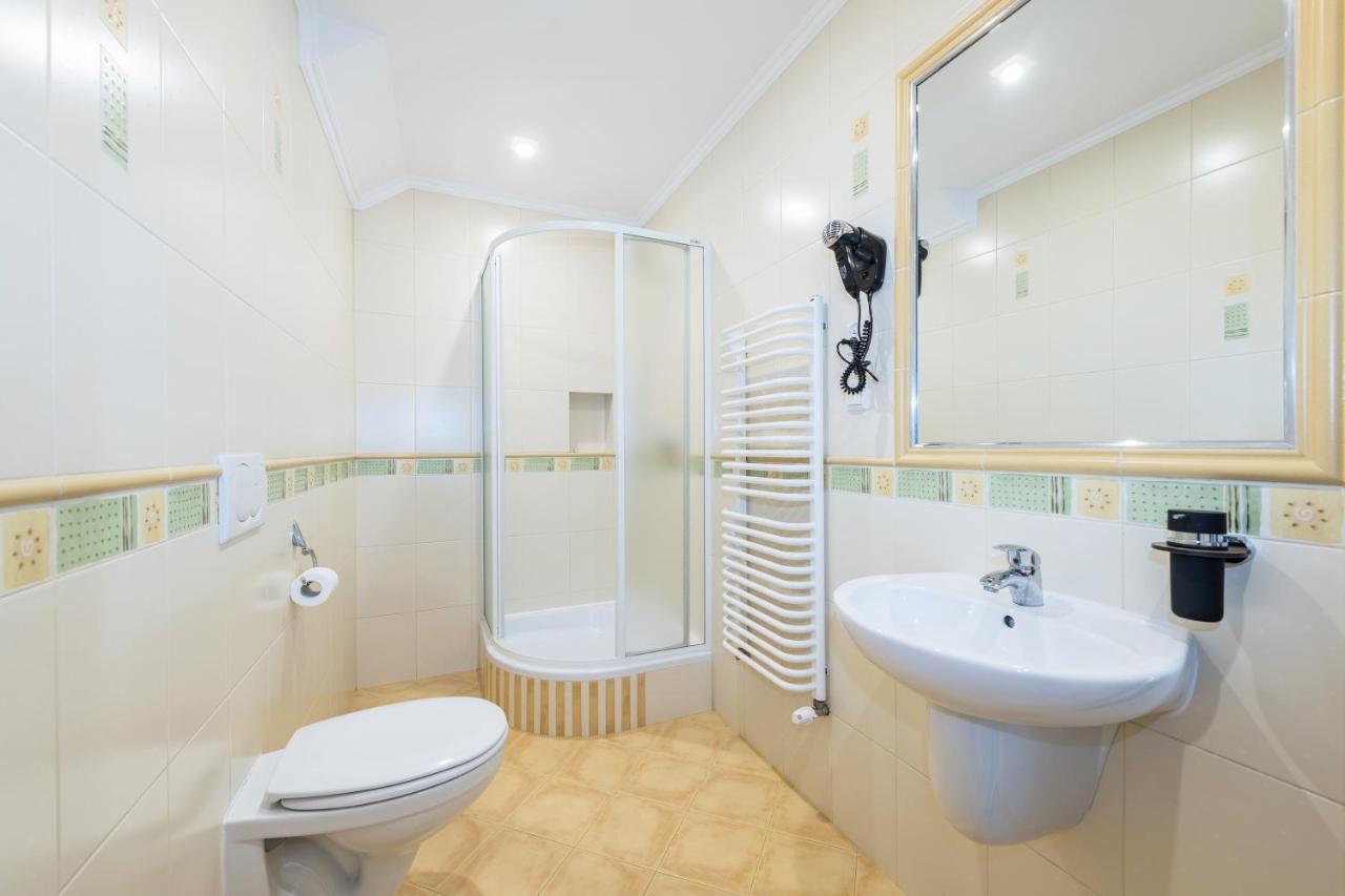 Bed and Breakfast Bialy Jelen Z Basenem I Jacuzzi Ostrowsko Экстерьер фото