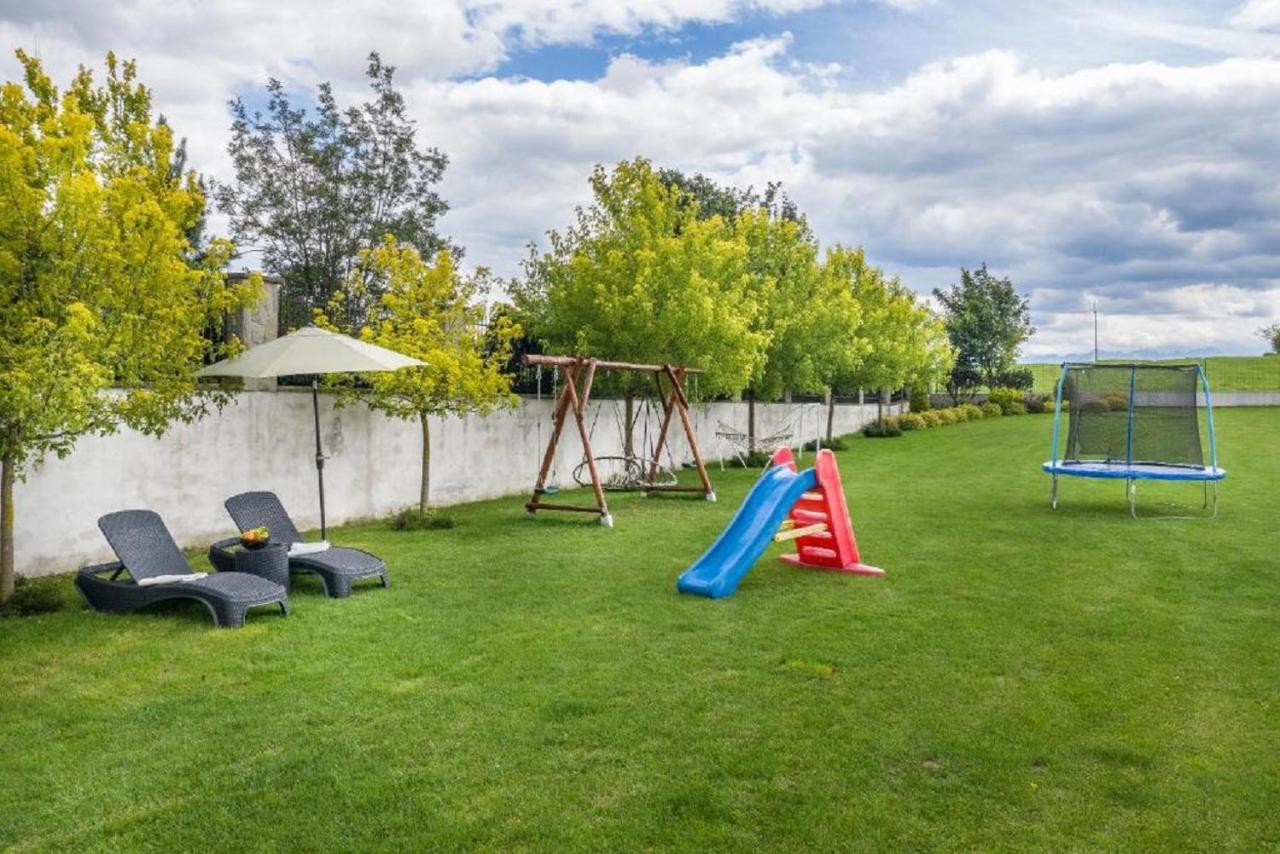 Bed and Breakfast Bialy Jelen Z Basenem I Jacuzzi Ostrowsko Экстерьер фото